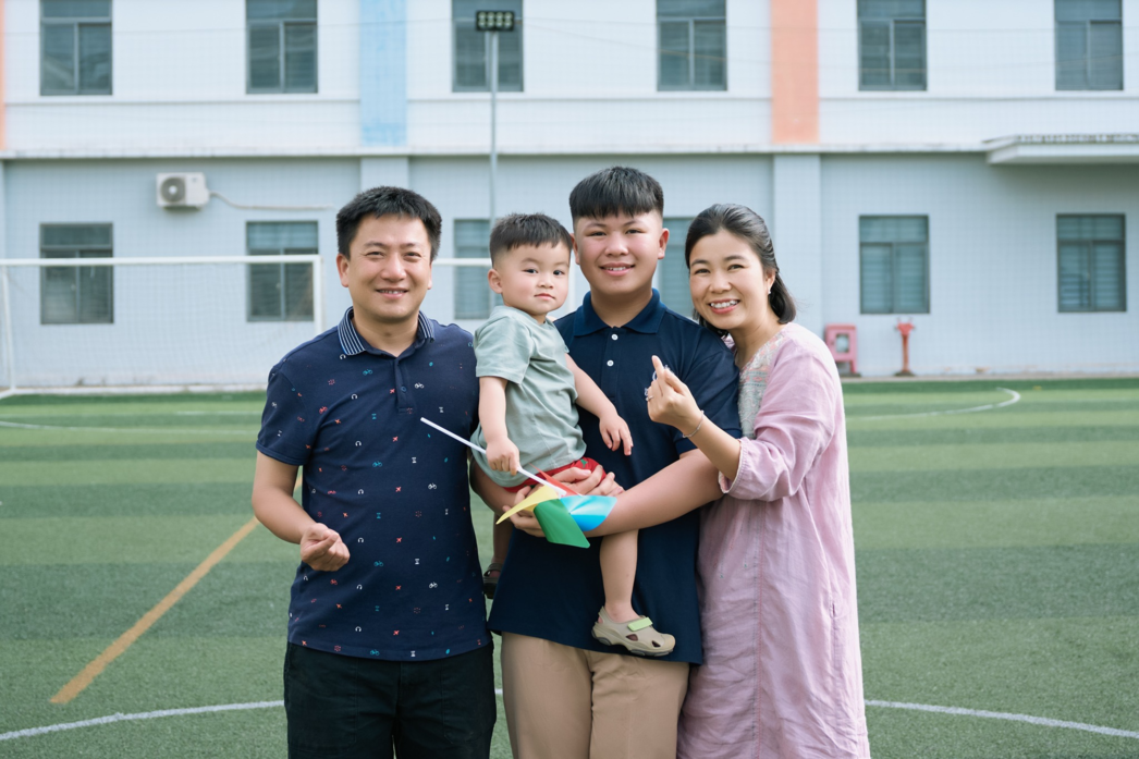 Cha mẹ dạy con về lòng trắc ẩn bằng cách làm gương cho con