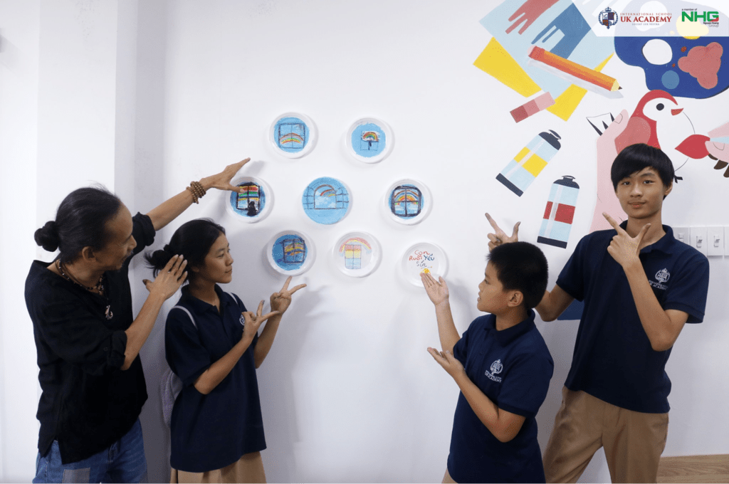 Học sinh UKA trình bày tác phẩm mỹ thuật sáng tạo với kỹ thuật brainstorming