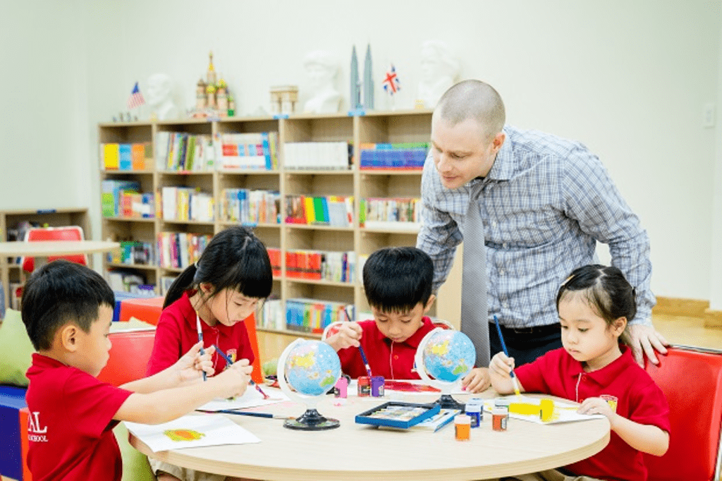 Trường tiểu học song ngữ Royal School chú trọng phát triển thêm ngoại ngữ với 20 tiết Tiếng Anh cùng các giáo viên nước ngoài