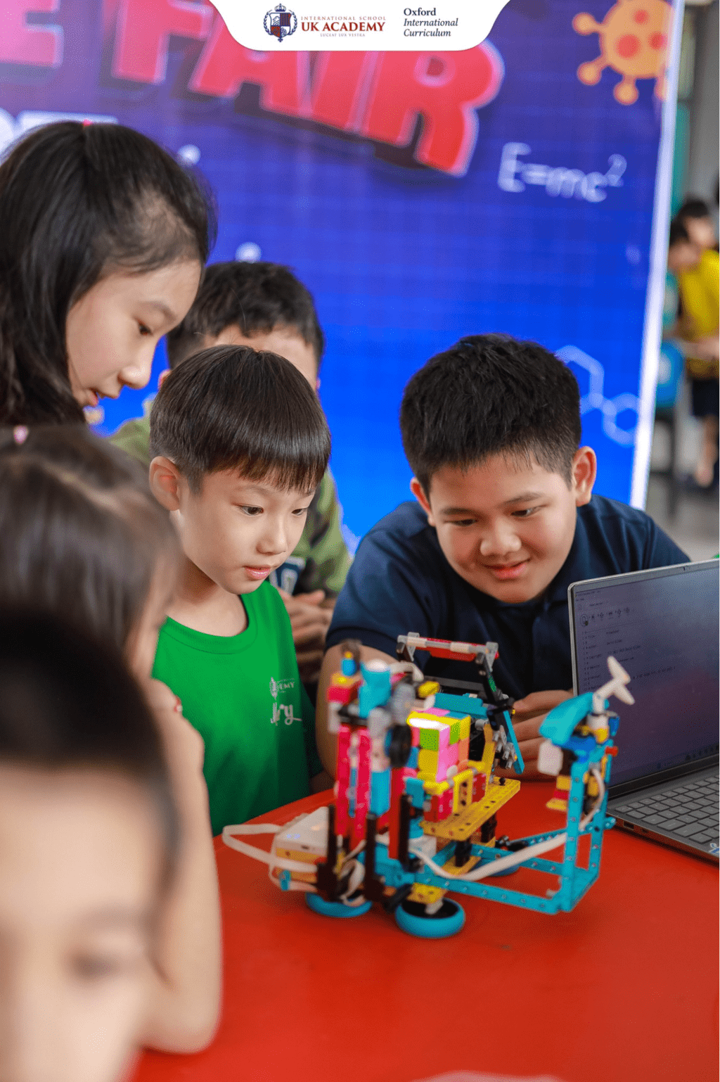 Các em học sinh tại UKA học thông qua dự án chế tạo và lập trình robot