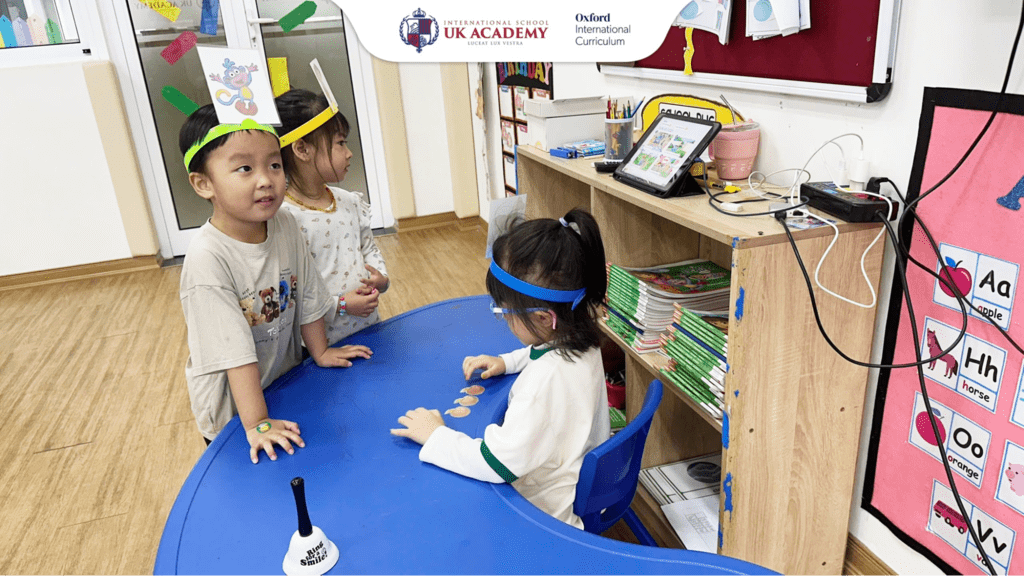 Với các phương pháp dạy học ở tiểu học, học sinh được thực hành đóng vai để tăng hiệu quả học tiếng Anh