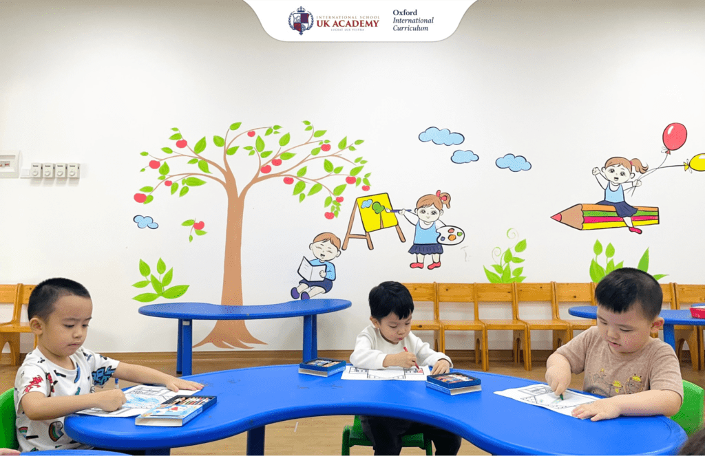 Trẻ có hứng thú với sách truyện là dấu hiệu cho thấy bé đã sẵn sàng học đánh vần