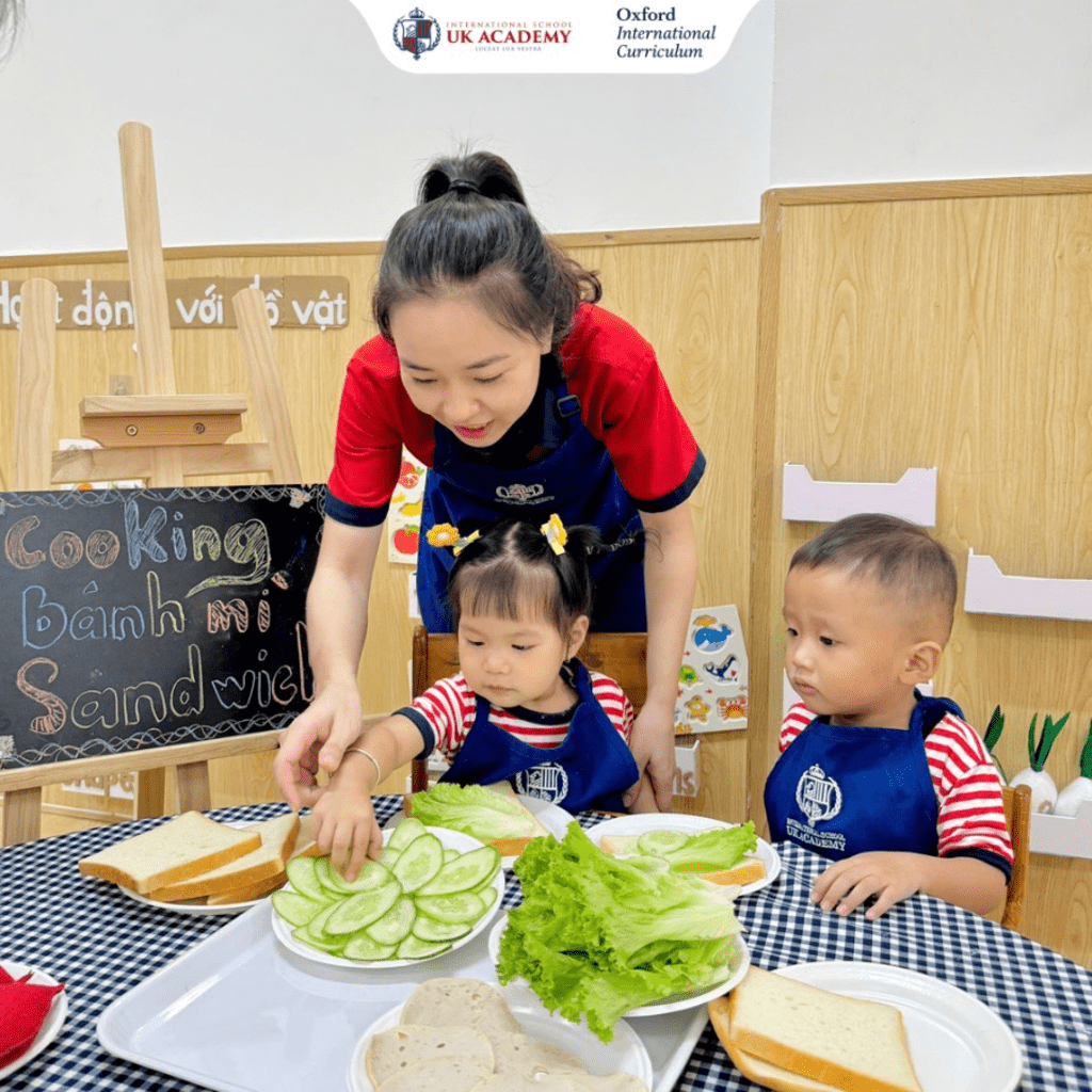 Học sinh tại UKA học đánh vần thông qua giao tiếp và các hoạt động hàng ngày