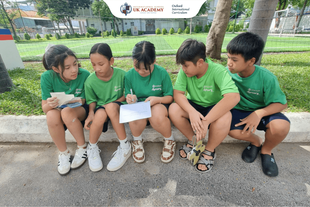 Các em cùng nhau chia sẻ kiến thức trong buổi học nhóm