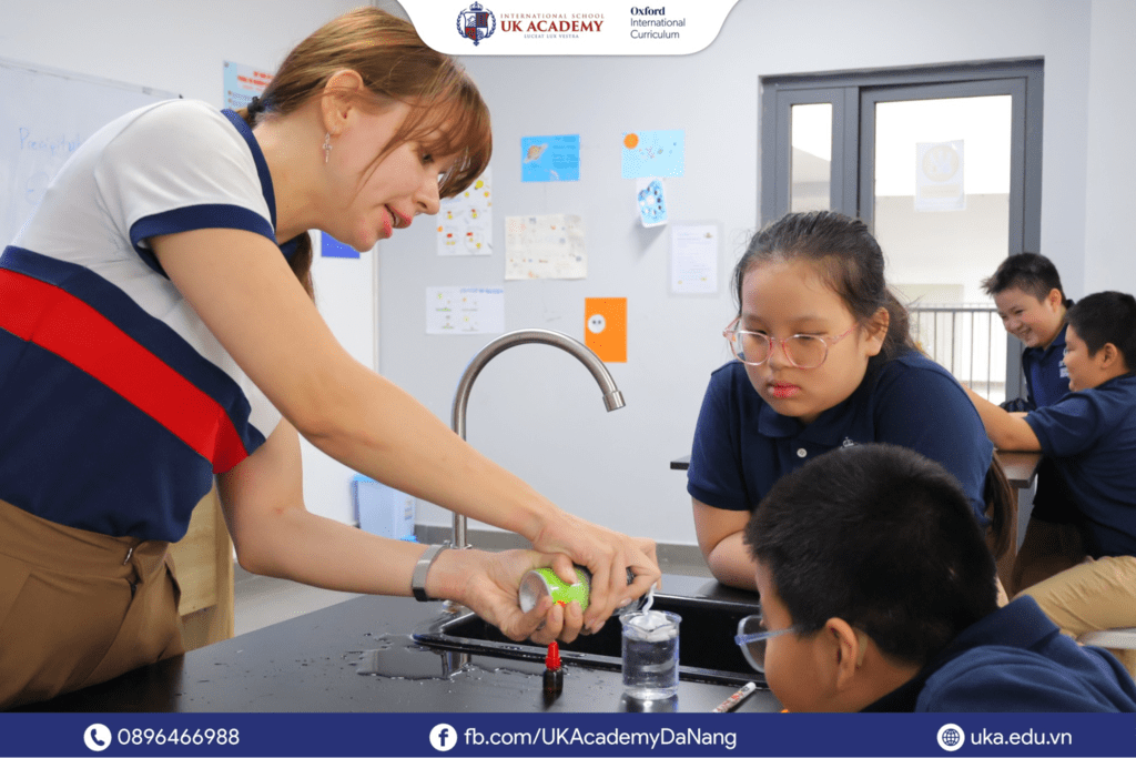 Các học sinh tại UKA học về kết tủa thông qua thí nghiệm thực tế và trực quan