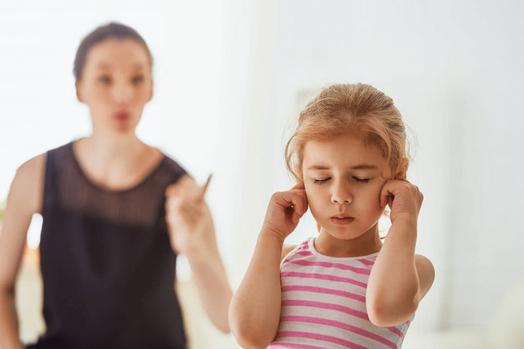 Ở giai đoạn này bé thường có xu hướng không nghe lời ba mẹ và muốn làm theo ý mình