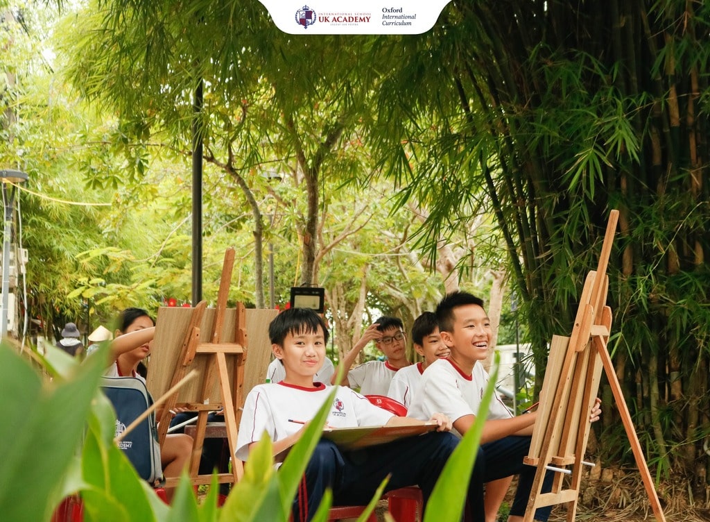 Các bạn học sinh hăng say thể hiện tài năng hội họa giữa không gian nghệ thuật ngoài trời đầy cảm hứng