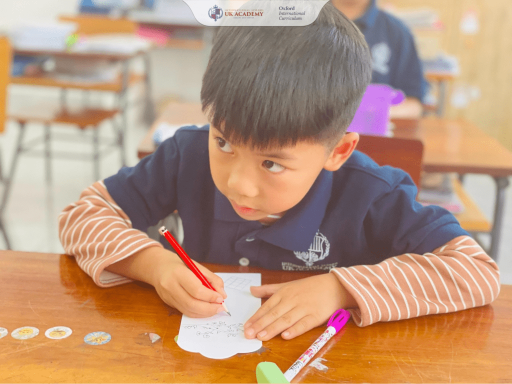 Cha mẹ nên đăng ký cho trẻ học lớp tiền tiểu học 